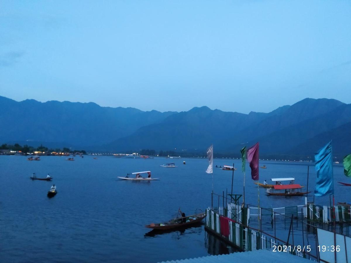 Houseboat Young Snow View Front Line Dal Lake Srīnagar Exterior foto