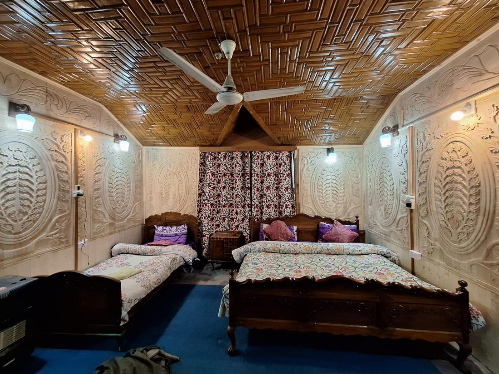 Houseboat Young Snow View Front Line Dal Lake Srīnagar Exterior foto