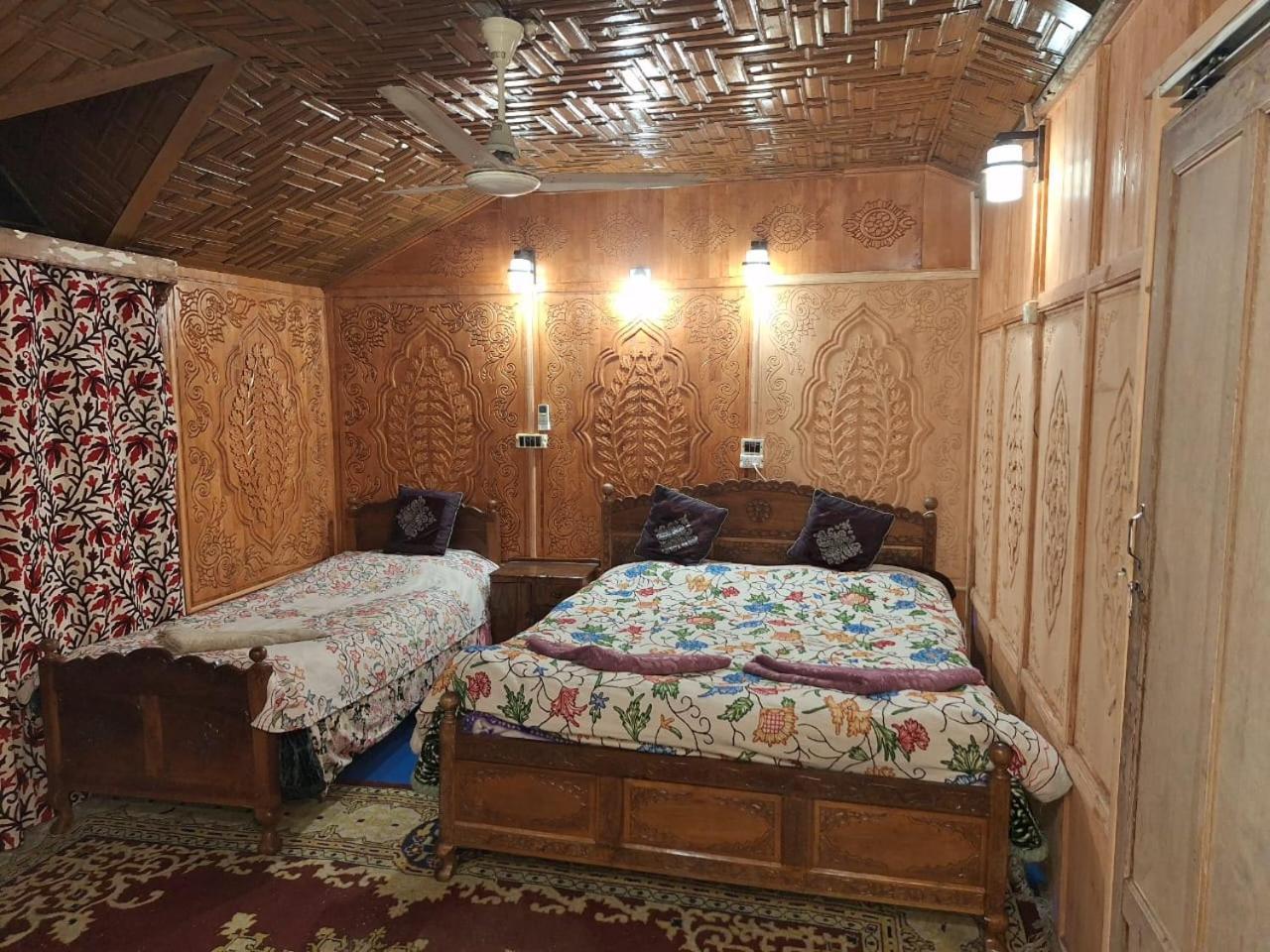 Houseboat Young Snow View Front Line Dal Lake Srīnagar Exterior foto