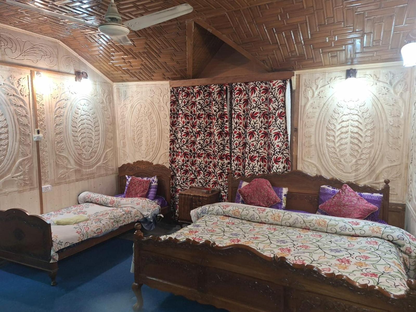 Houseboat Young Snow View Front Line Dal Lake Srīnagar Exterior foto