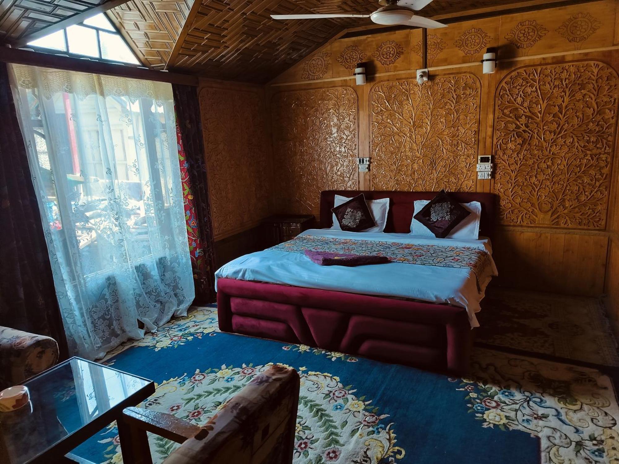 Houseboat Young Snow View Front Line Dal Lake Srīnagar Quarto foto