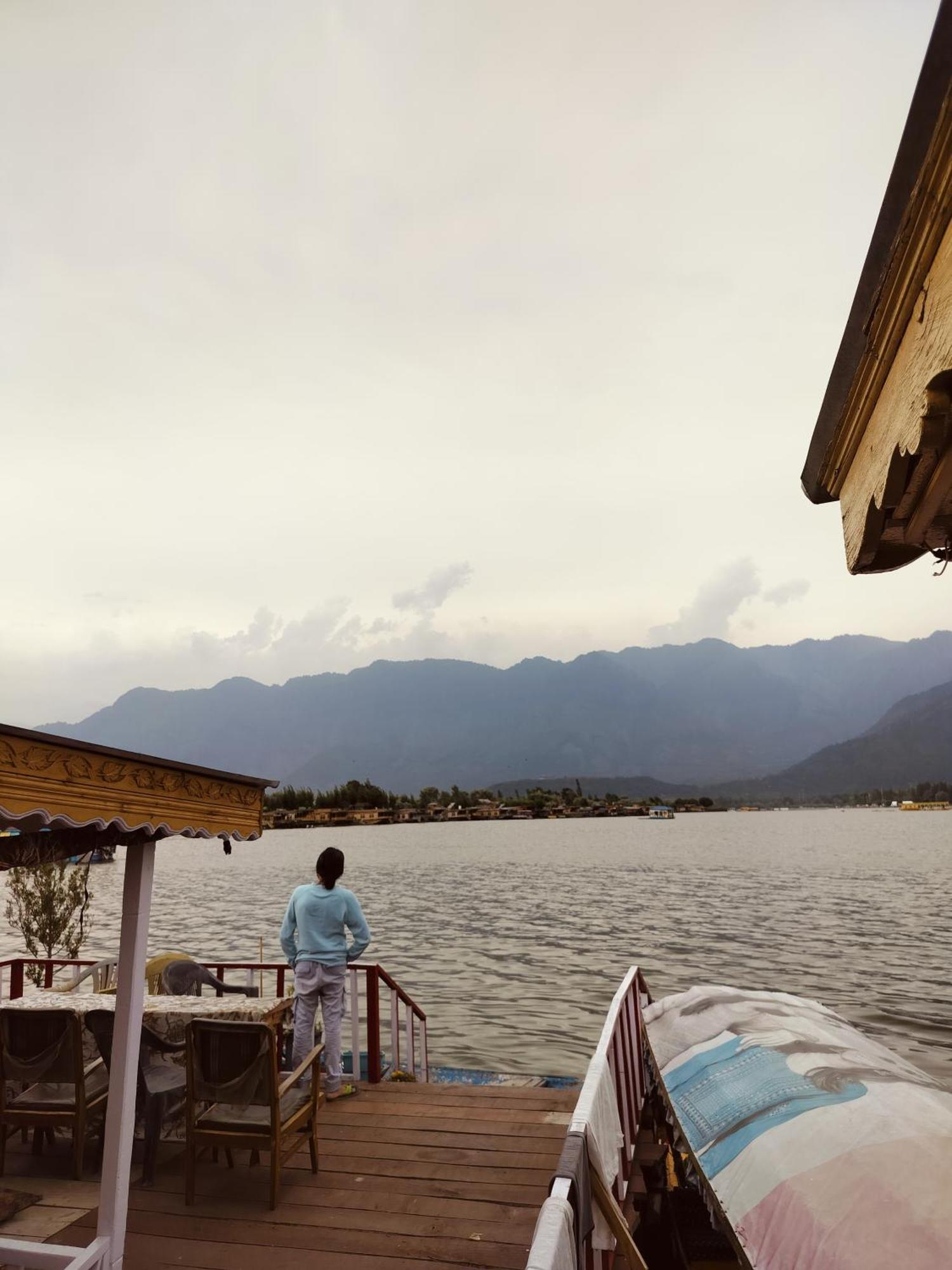 Houseboat Young Snow View Front Line Dal Lake Srīnagar Exterior foto