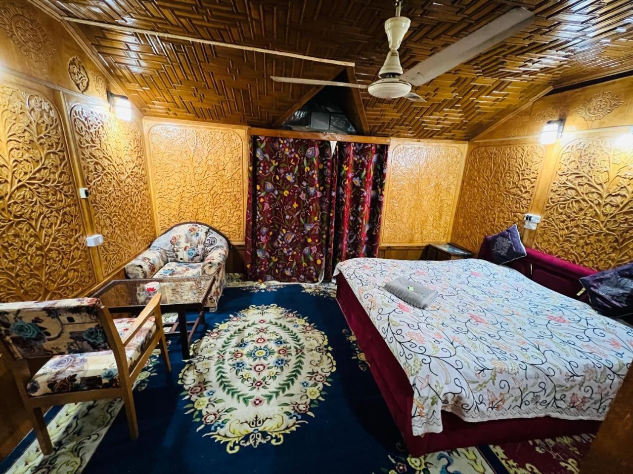Houseboat Young Snow View Front Line Dal Lake Srīnagar Exterior foto