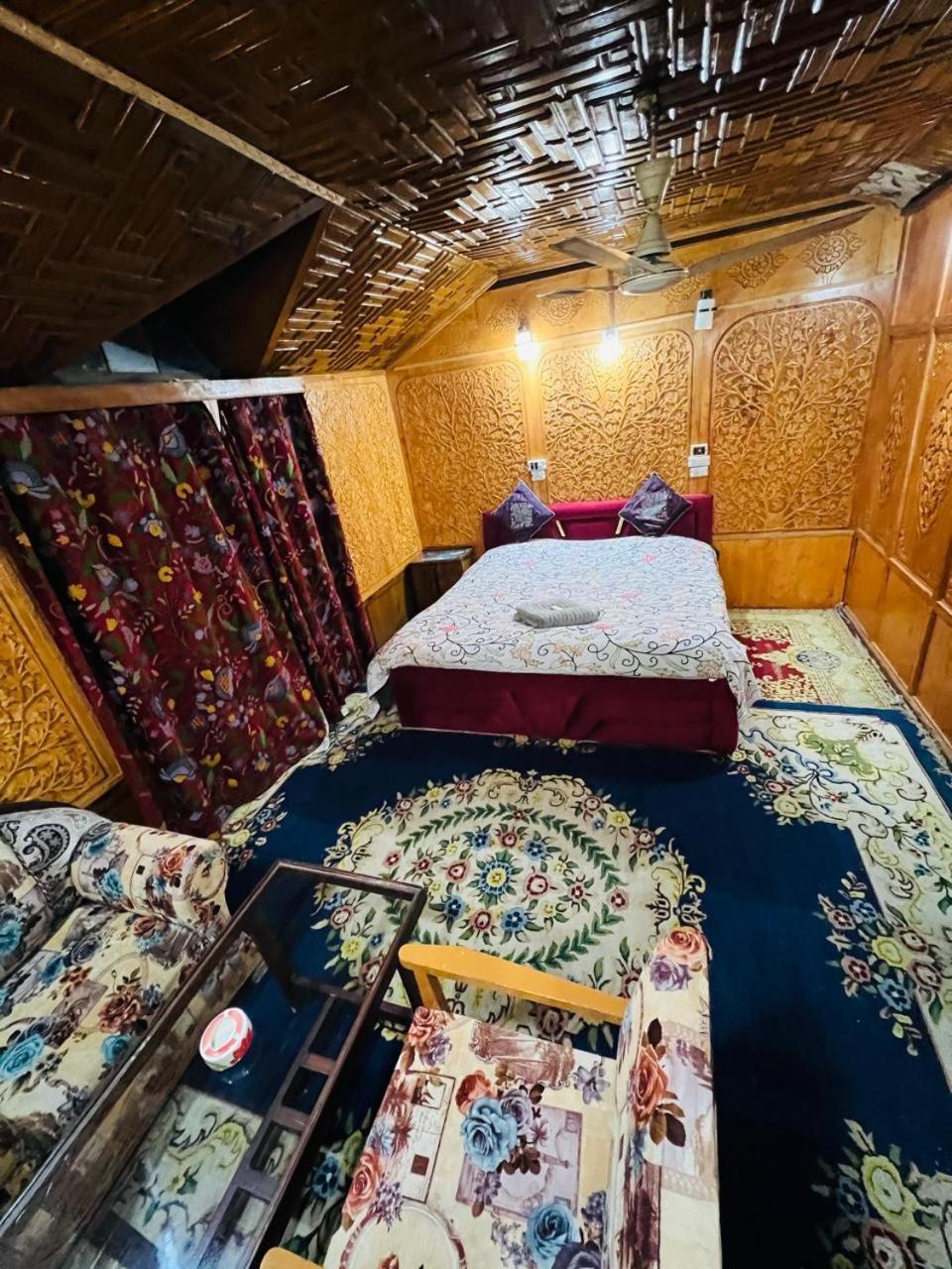 Houseboat Young Snow View Front Line Dal Lake Srīnagar Quarto foto